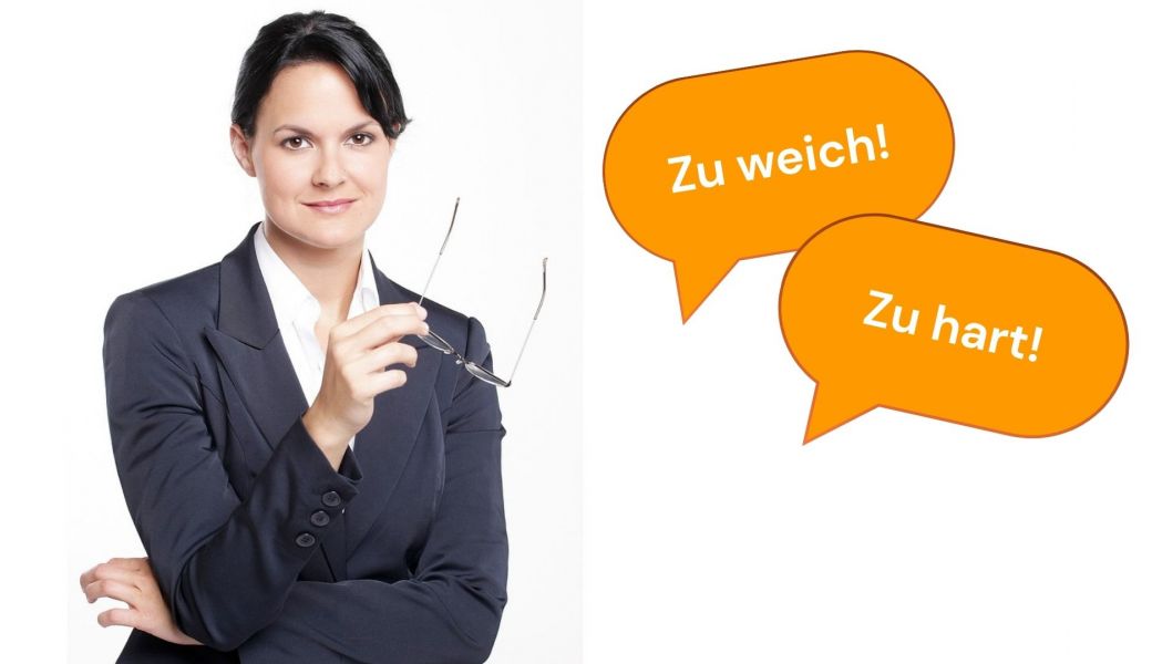 Frau im Sacko die eine Brille in der Hand hält und zwei Sprechblasen "Zu weich!" "Zu hart!"