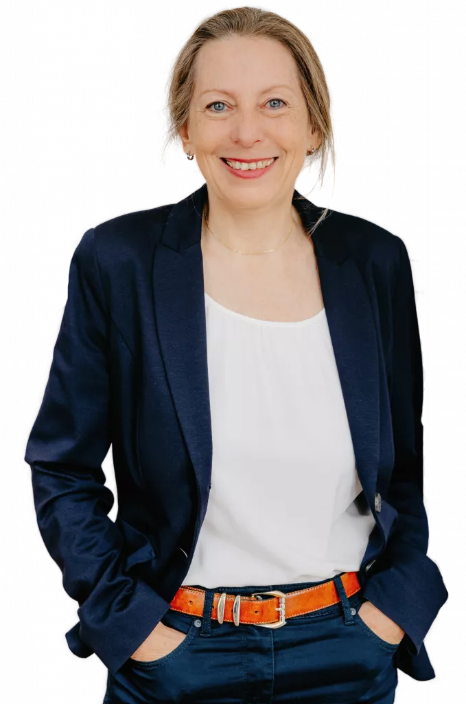 Business Coach Simone Gehr lächelnd im blauen Anzug