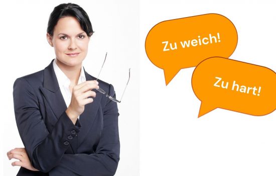 Frau im Sacko die eine Brille in der Hand hält und zwei Sprechblasen "Zu weich!" "Zu hart!"